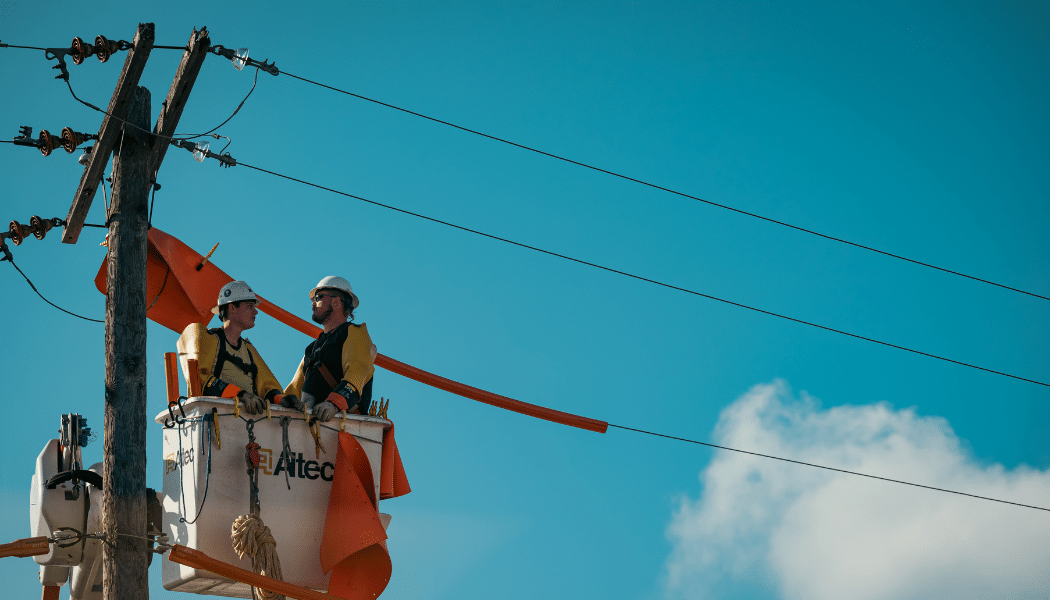 plusieurs électriciens qui mette en marche un réseau électrique