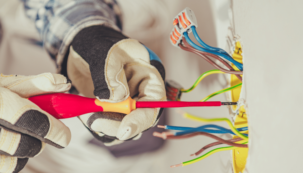 tournevis dans les mains d'un électricien