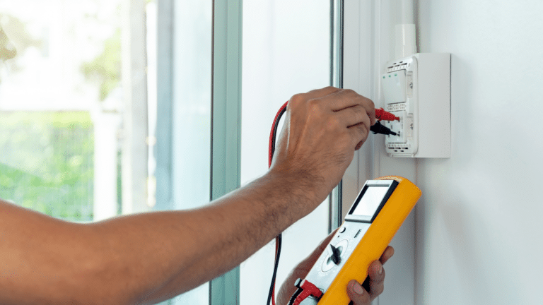 électricien qui contrôle une installation électrique