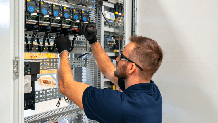 électricien qui tire sur des fils